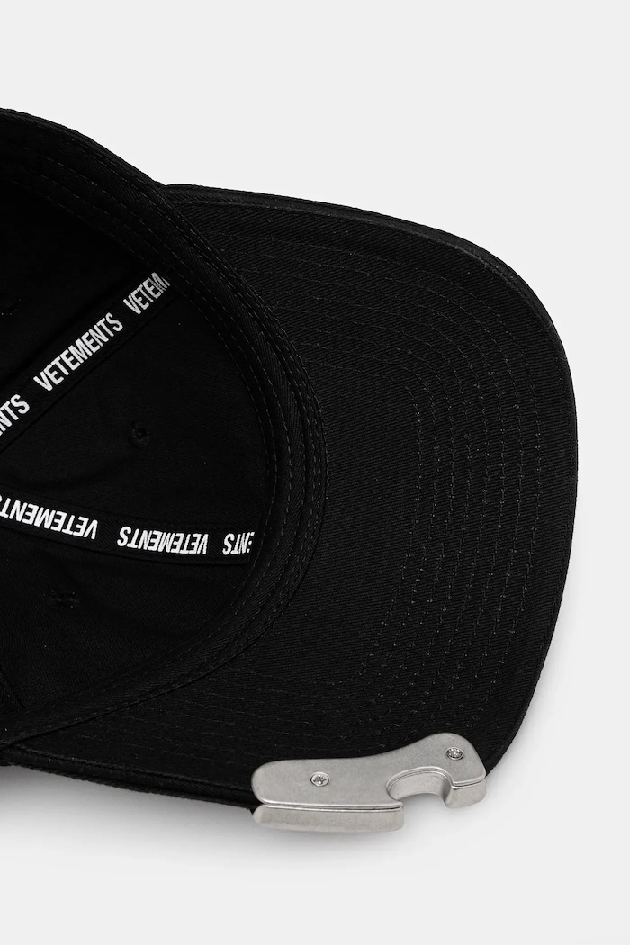 Pamučna kapa sa šiltom VETEMENTS Bottle-Opener crna UH76CA550B