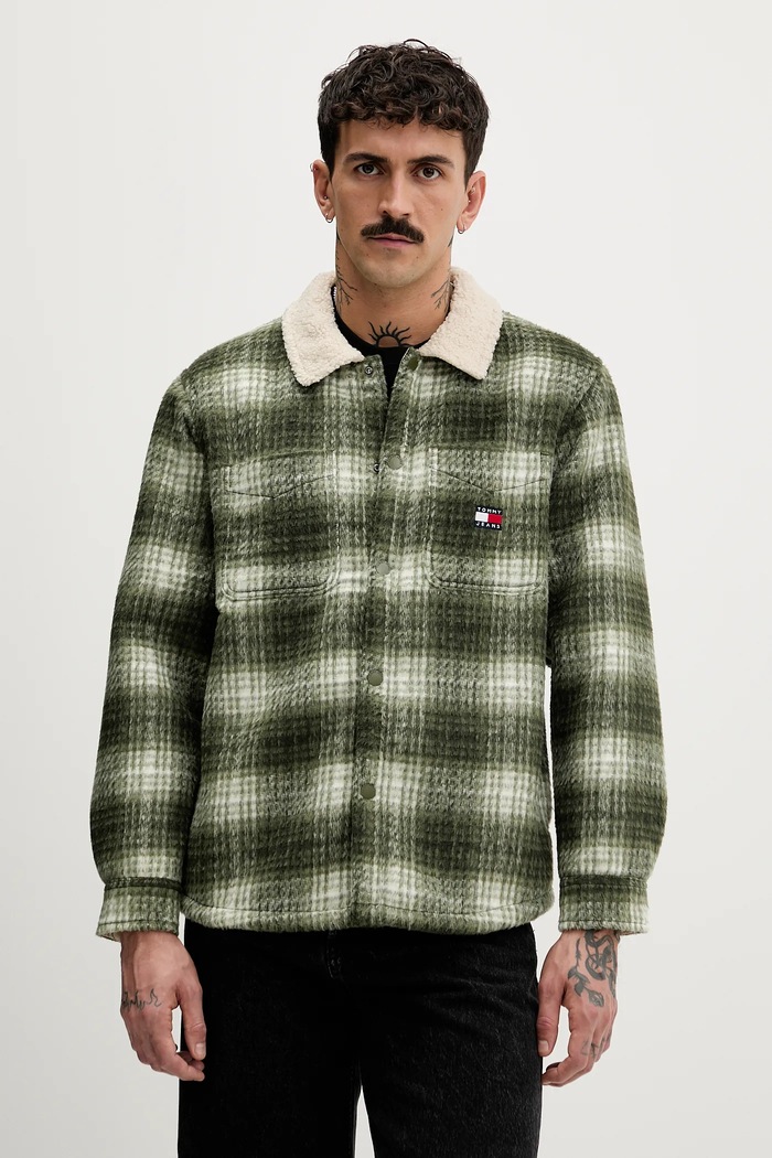 Tommy Jeans geacă cu aspect de cămașă cu captuseala verde DM0DM22010
