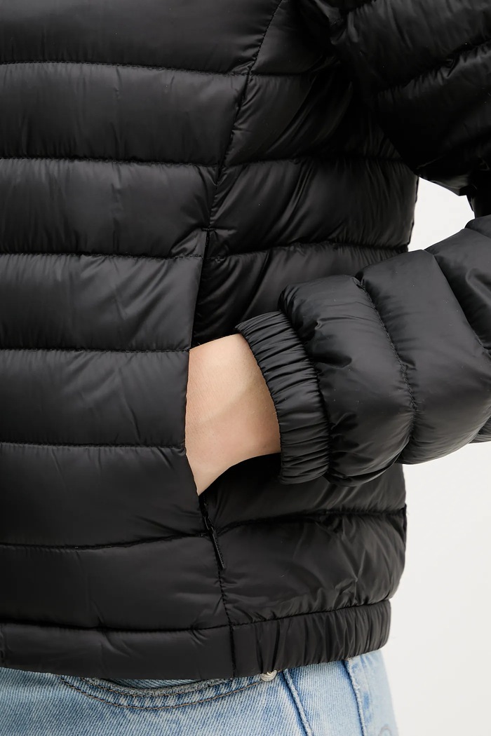 Calvin Klein pehelydzseki LV044C513G fekete