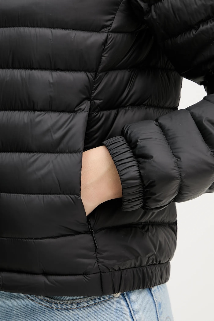 Calvin Klein pehelydzseki LV044C513G fekete
