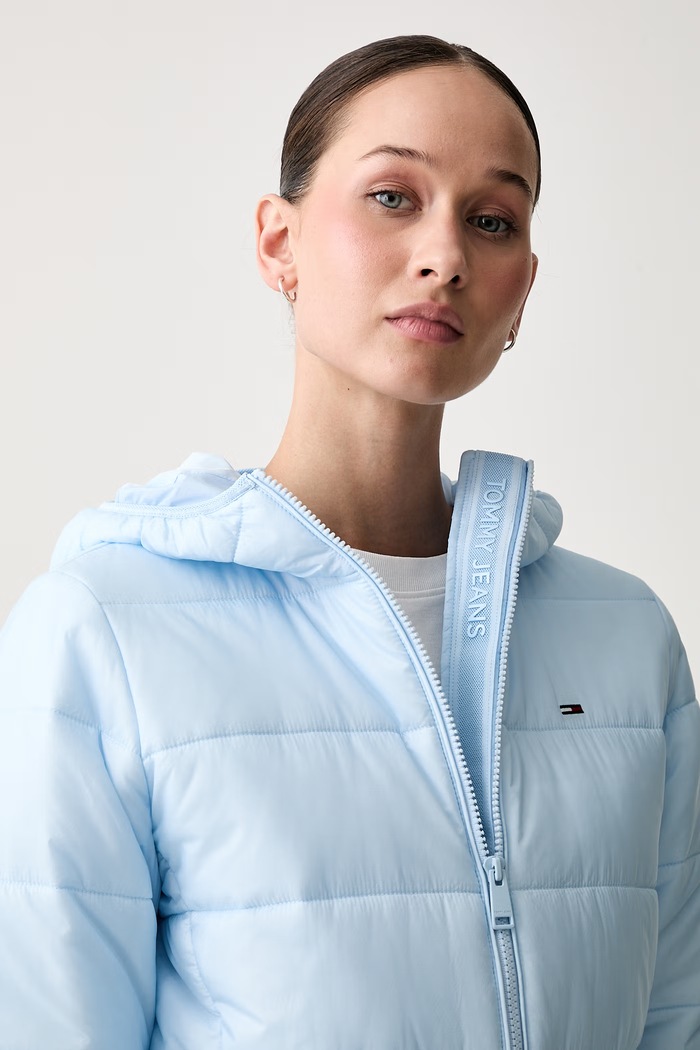Tommy Jeans prošivena jakna za žene plava DW0DW20959