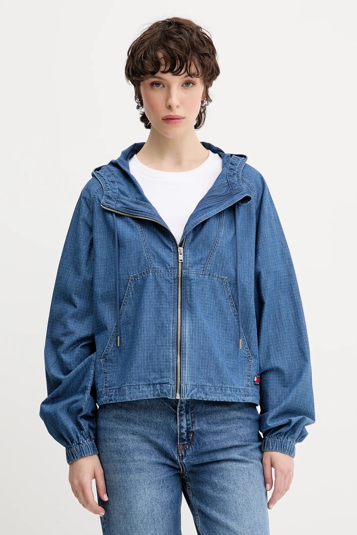 Bavlněná bunda Tommy Jeans s kapucí námořnická modř DW0DW21064