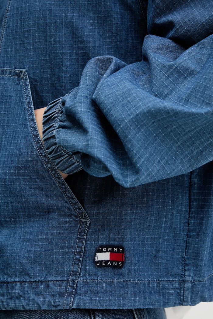 Bavlněná bunda Tommy Jeans DW0DW21064 námořnická modř