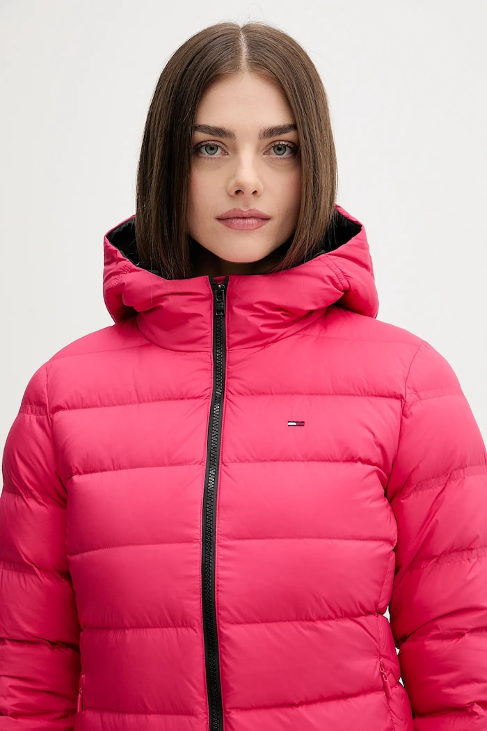 Páperová bunda Tommy Jeans DW0DW21617 ružová