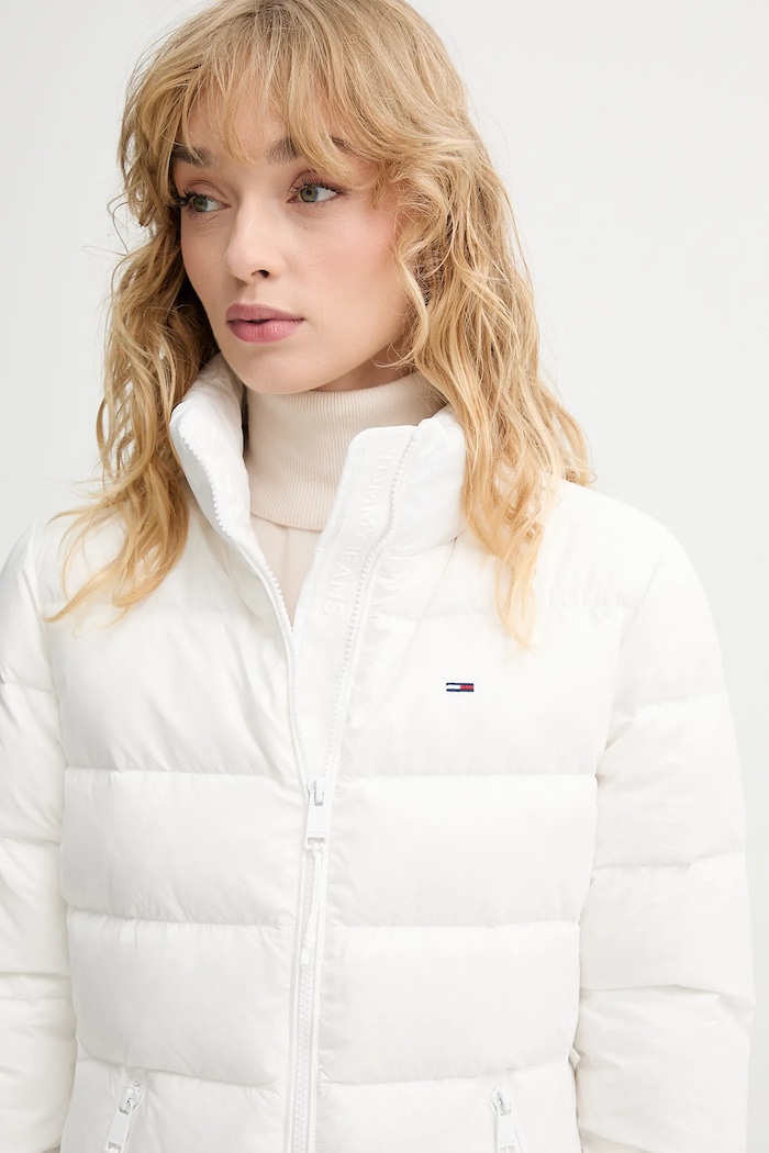 Páperová bunda Tommy Jeans biela DW0DW21618