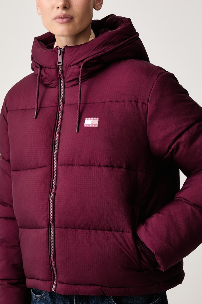 Prošivena jakna za žene Tommy Jeans DW0DW21625 bordo