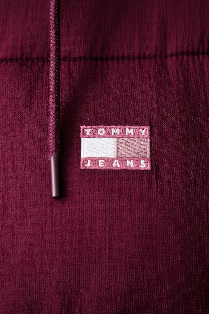 Prošivena jakna za žene Tommy Jeans bordo DW0DW21625