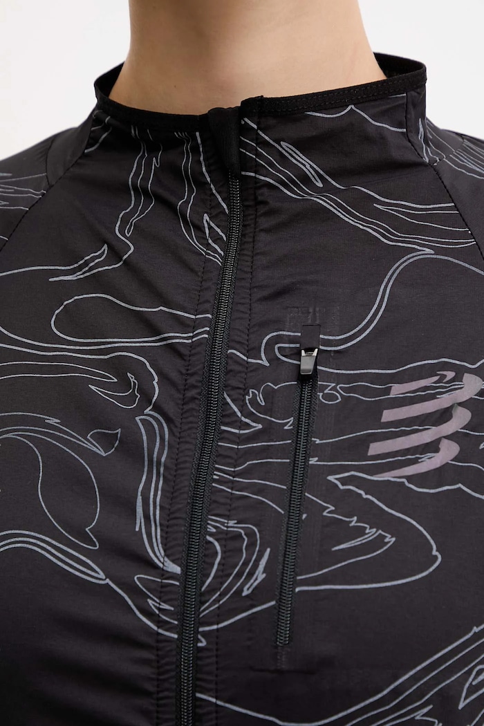 Compressport jachetă de antrenament Hurricane Windproof AJVW110 negru