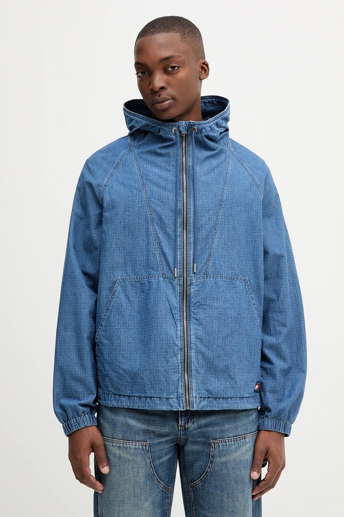 Džínová bunda Tommy Jeans s kapucí námořnická modř DM0DM21243