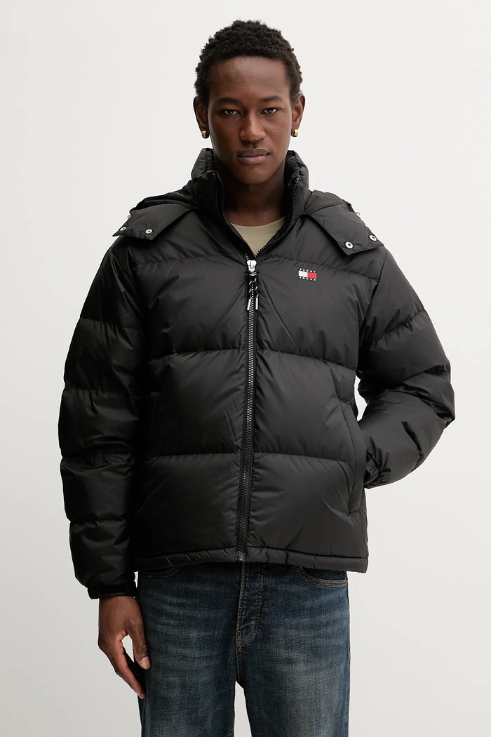 Péřová bunda Tommy Jeans s podšívkou černá DM0DM22036