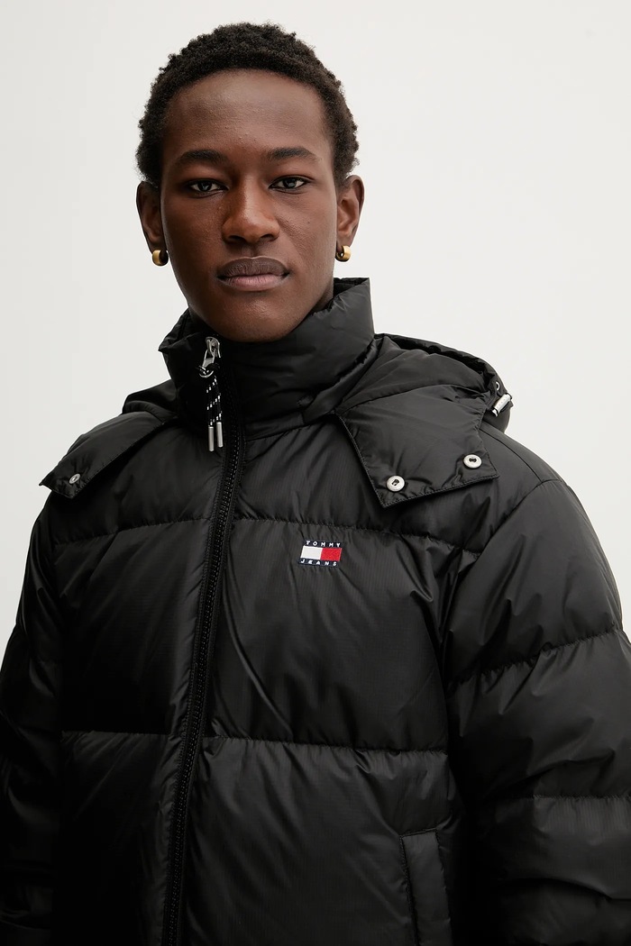 Péřová bunda Tommy Jeans černá DM0DM22036