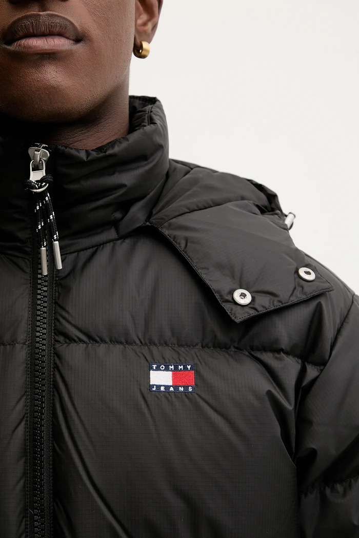 Péřová bunda Tommy Jeans DM0DM22036 černá
