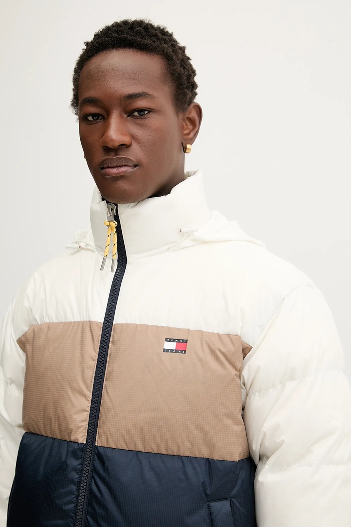 Páperová bunda Tommy Jeans tmavomodrá DM0DM22117