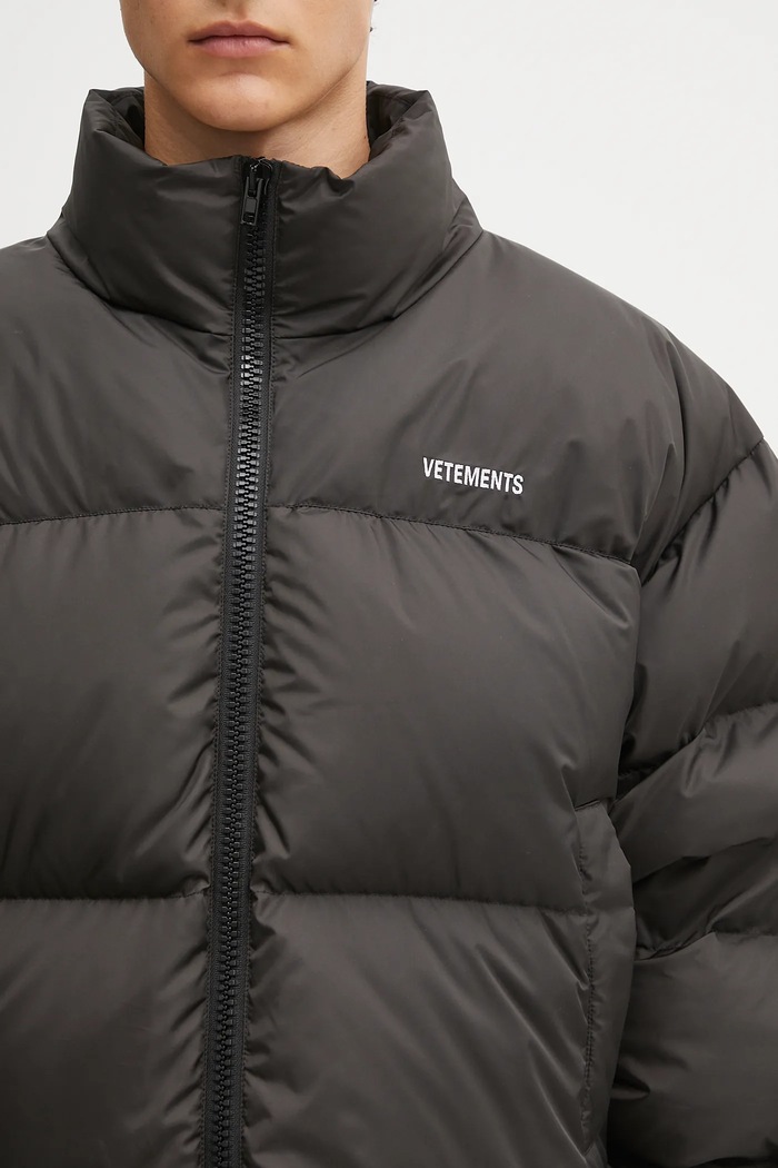 VETEMENTS kurtka puchowa Iconic Boxy Puffer czarny UH76PU200BW