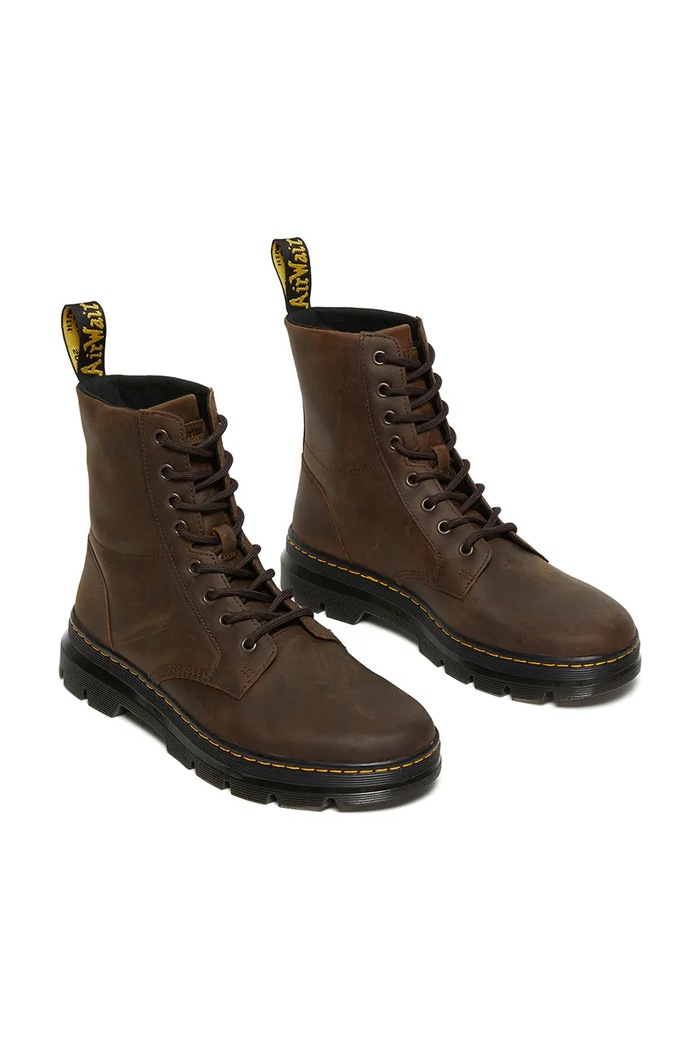 Δερμάτινες μπότες Dr. Martens Combs DM26006207 καφέ AW25