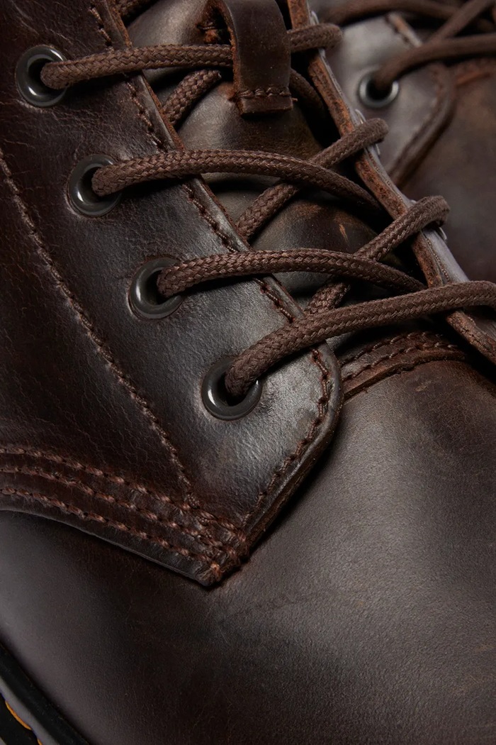 Buty wysokie skórzane Brookline Chukka Dr. Martens brązowy DM41681200