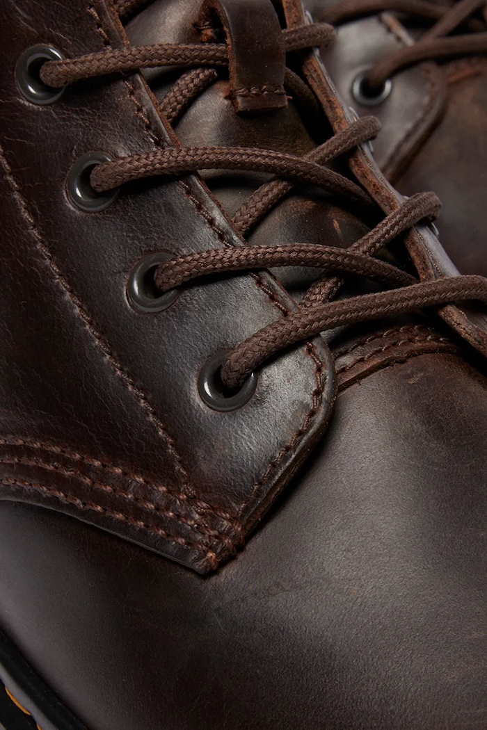 Buty wysokie skórzane Brookline Chukka Dr. Martens brązowy DM41681200