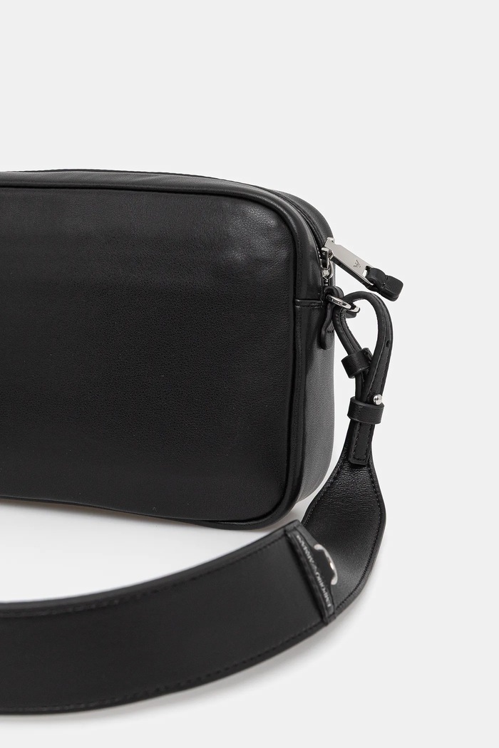 Dodatki Emporio Armani crossbody torbica ženska usnjena EW003032.AF19229 črna
