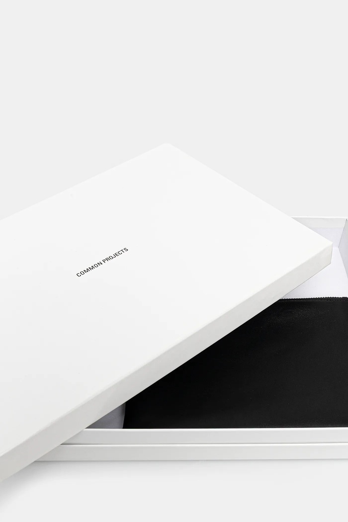 Кожена чанта през рамо Common Projects Small Flat Pouch черен 9187.7547