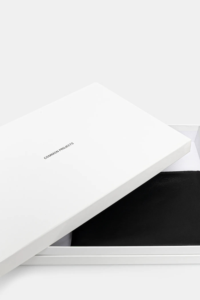 Кожена чанта през рамо Common Projects Small Flat Pouch черен 9187.7547