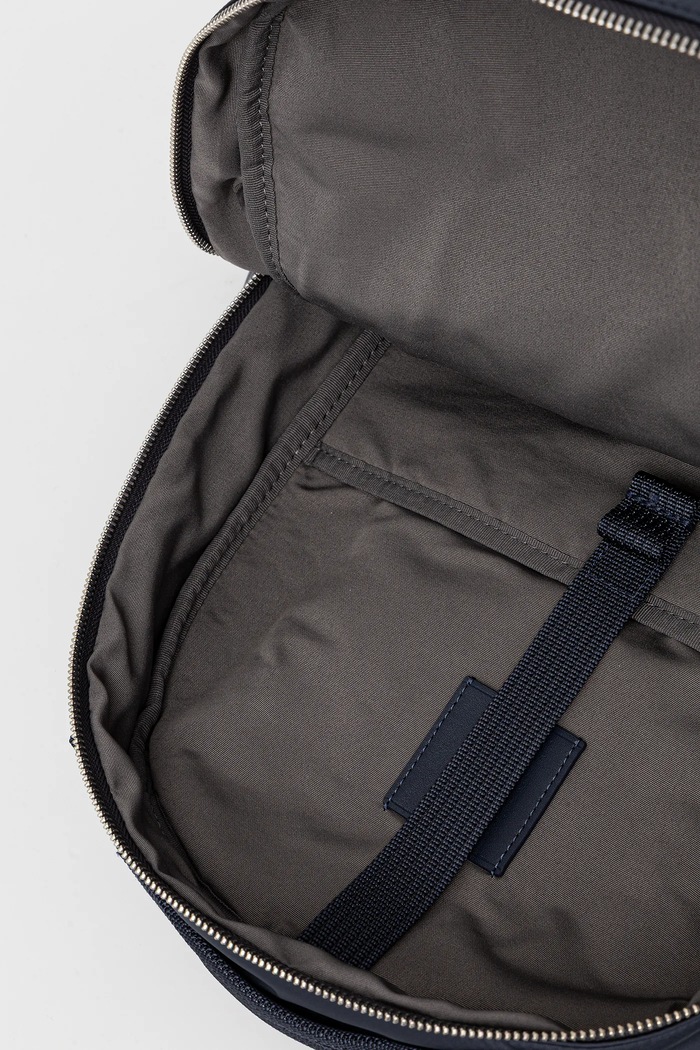 Ruksak Calvin Klein LV04D3042G tmavomodrá