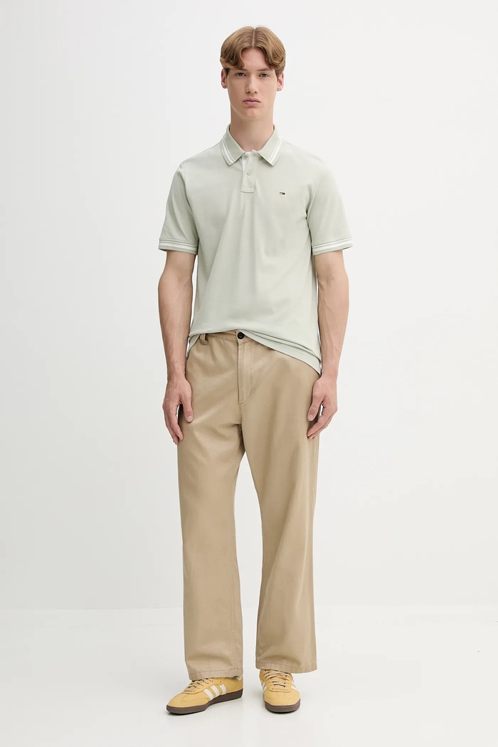 Памучна тениска с яка Tommy Jeans DM0DM21846 зелен SS26