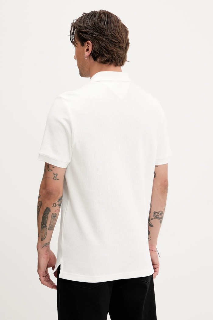 Дрехи Памучна тениска с яка Tommy Jeans DM0DM21935 бял