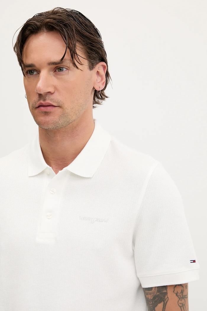 Памучна тениска с яка Tommy Jeans DM0DM21935 бял