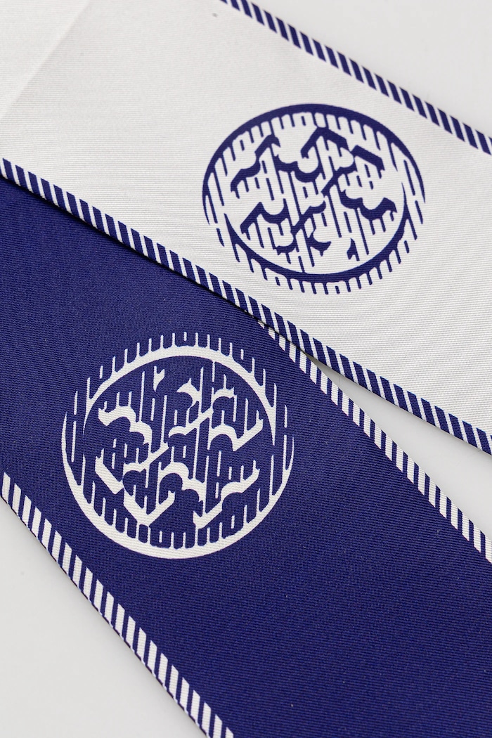 Tory Burch O eșarfă cu mătase Medallion 174863.400 bleumarin AW25