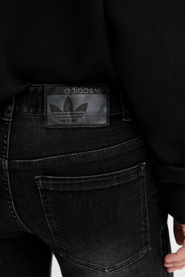 Kavbojke adidas Originals Slim Denim črna KE9802