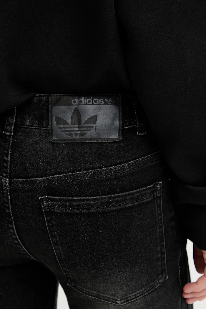 Kavbojke adidas Originals Slim Denim črna KE9802