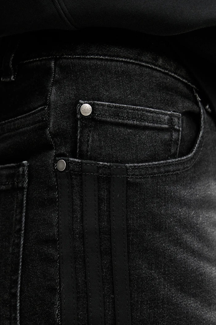Kavbojke adidas Originals Slim Denim KE9802 črna