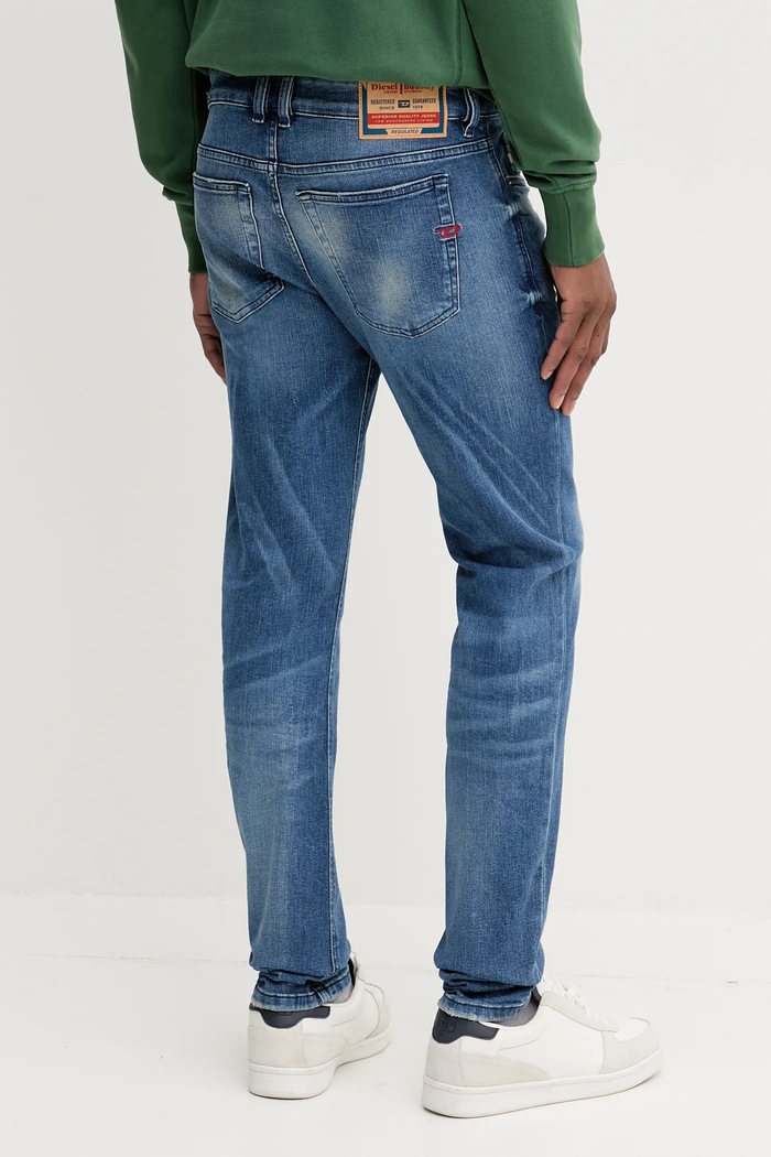 Odzież Diesel jeansy 1979 SLEENKER L.32 A03594.0DBDR niebieski