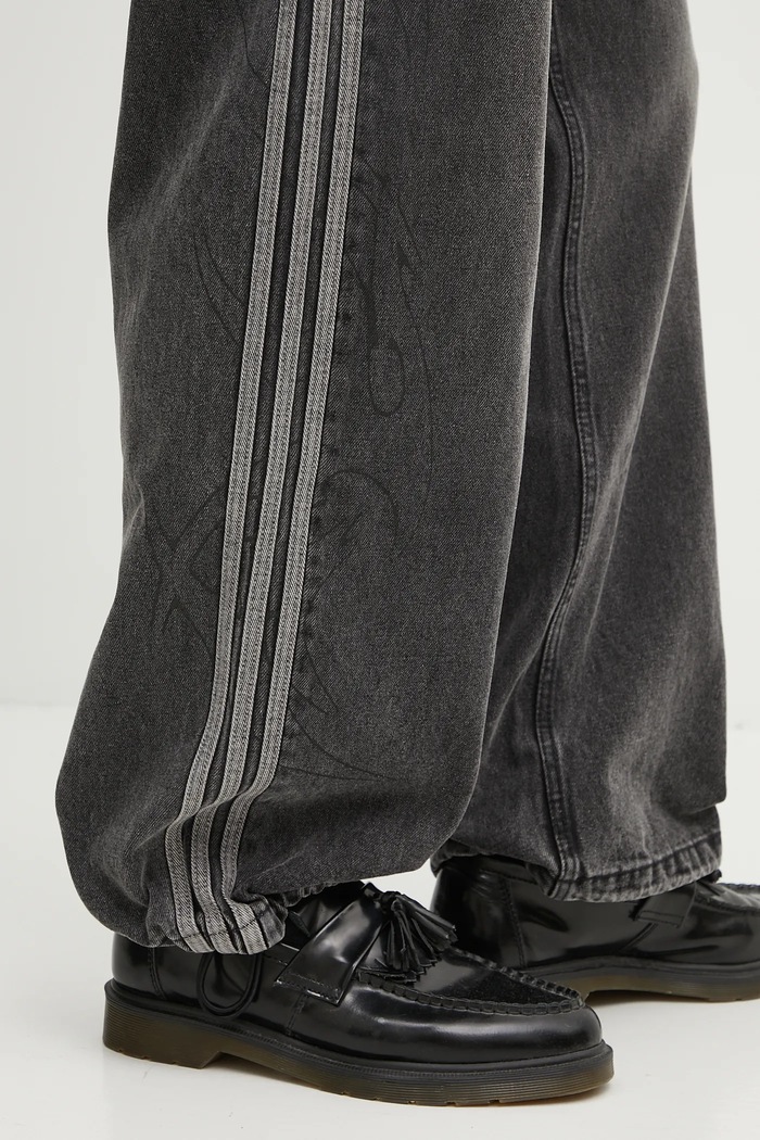 Βαμβακερό παντελόνι adidas Originals Adilenium Denim KF8543 μαύρο