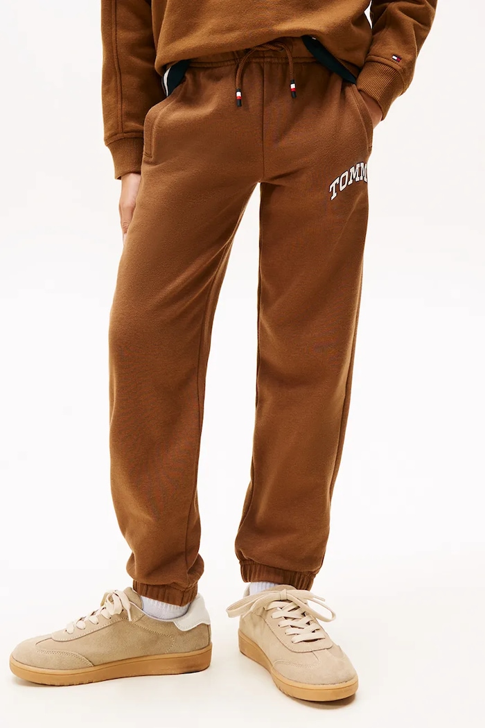 Chlapec Tepláky Tommy Hilfiger KB0KB09905.9BYA hnedá