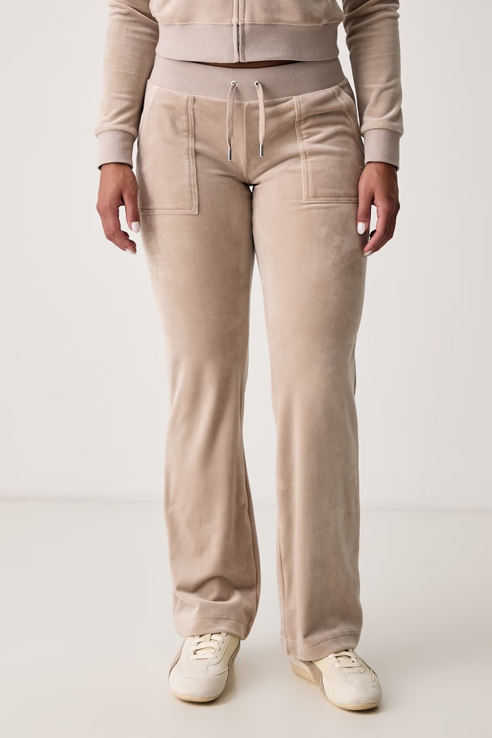 Juicy Couture Spodnie dresowe damskie welurowe DEL RAY beżowy JCAP180