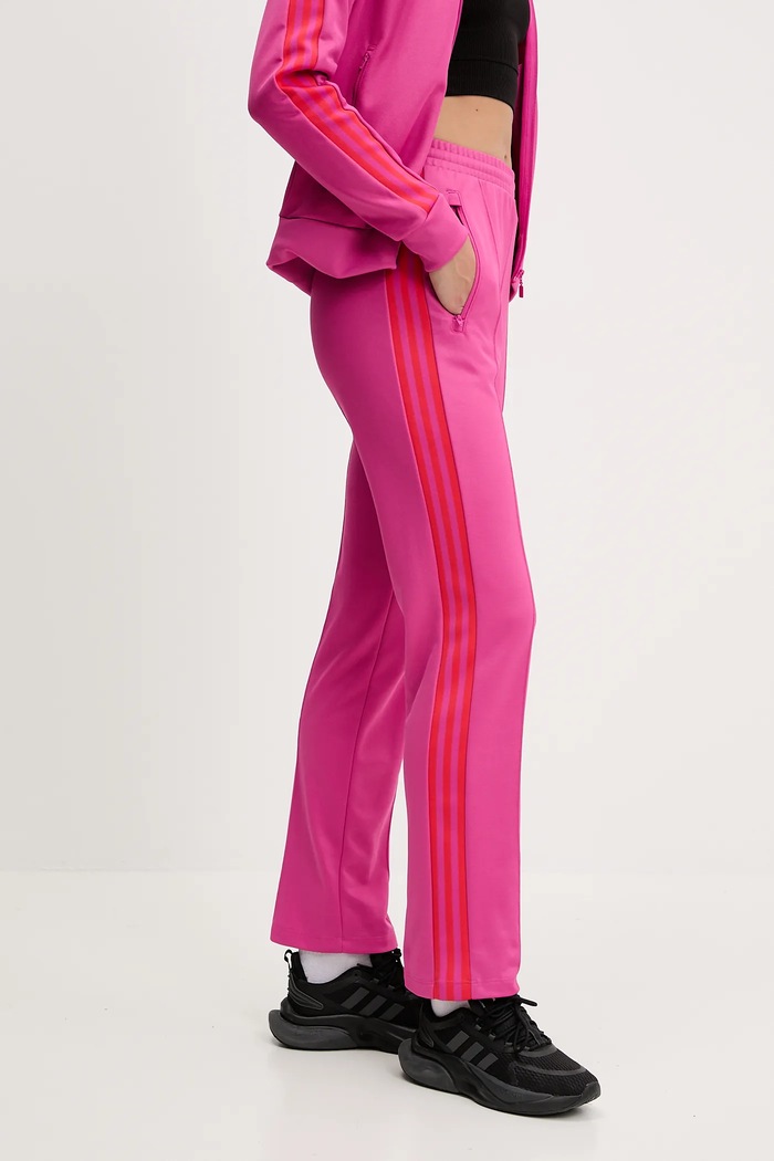 Spodnji del trenirke adidas Originals GRFX Trackpants Našitek roza JW6060