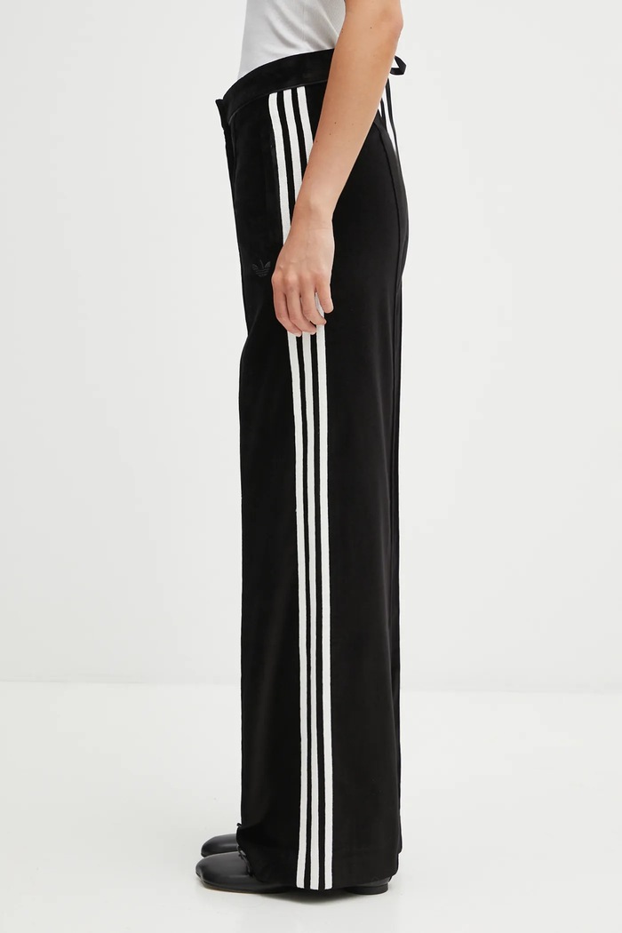 adidas Originals pantaloni da tuta in velluto Velvet a gamba larga nero KF2304