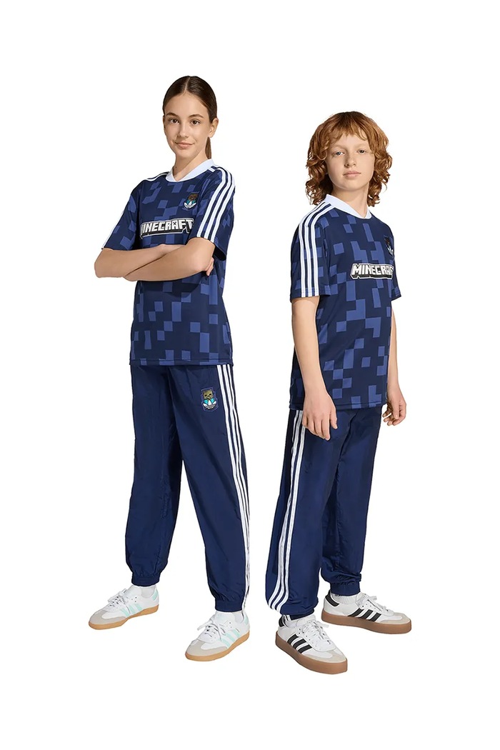 Detské tepláky adidas Originals MINECRAFT nášivka tmavomodrá KD9837