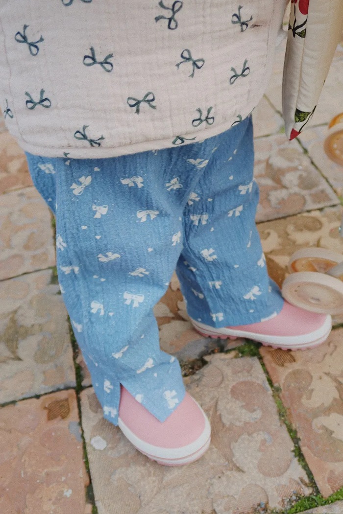 Konges Sløjd spodnie bawełniane dziecięce VIDA PANTS GOTS drobny wzór niebieski KS104034.9BYA
