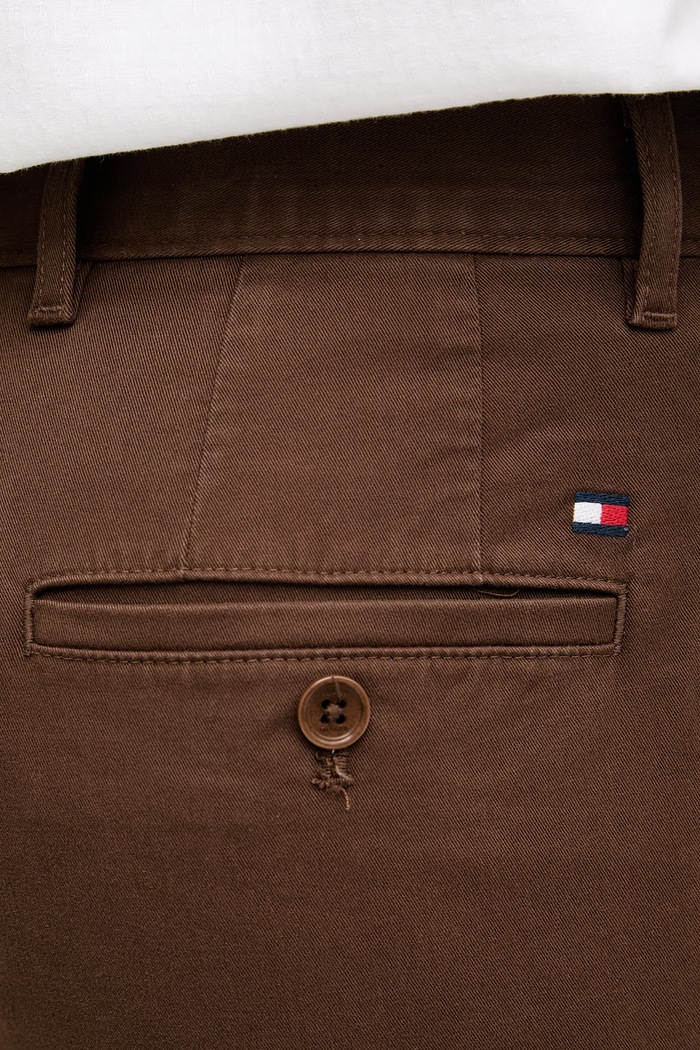 Tommy Hilfiger nohavice chinos pánske bavlnené s elastanom hnedá MW0MW40262