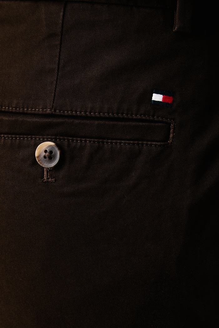 Tommy Hilfiger hlače chinos za muškarce od pamuka s elastanom smeđa MW0MW40262