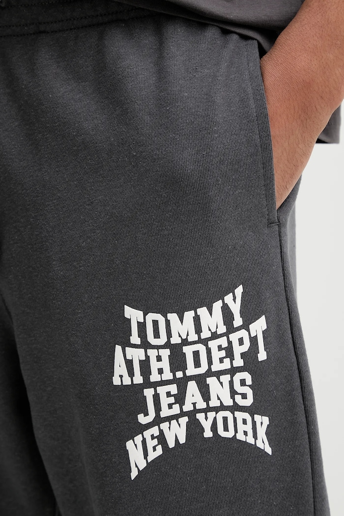 Βαμβακερό παντελόνι Tommy Jeans γκρί DM0DM22083