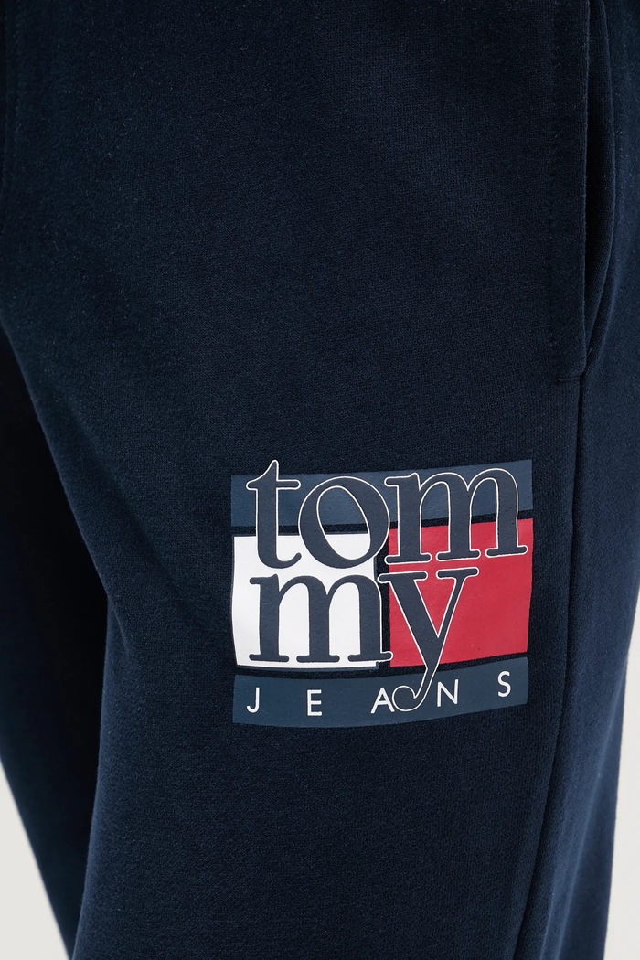 Βαμβακερό παντελόνι Tommy Jeans σκούρο μπλε DM0DM22094
