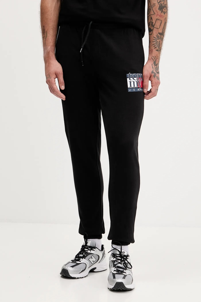 Памучен спортен панталон Tommy Jeans памук черен DM0DM22094