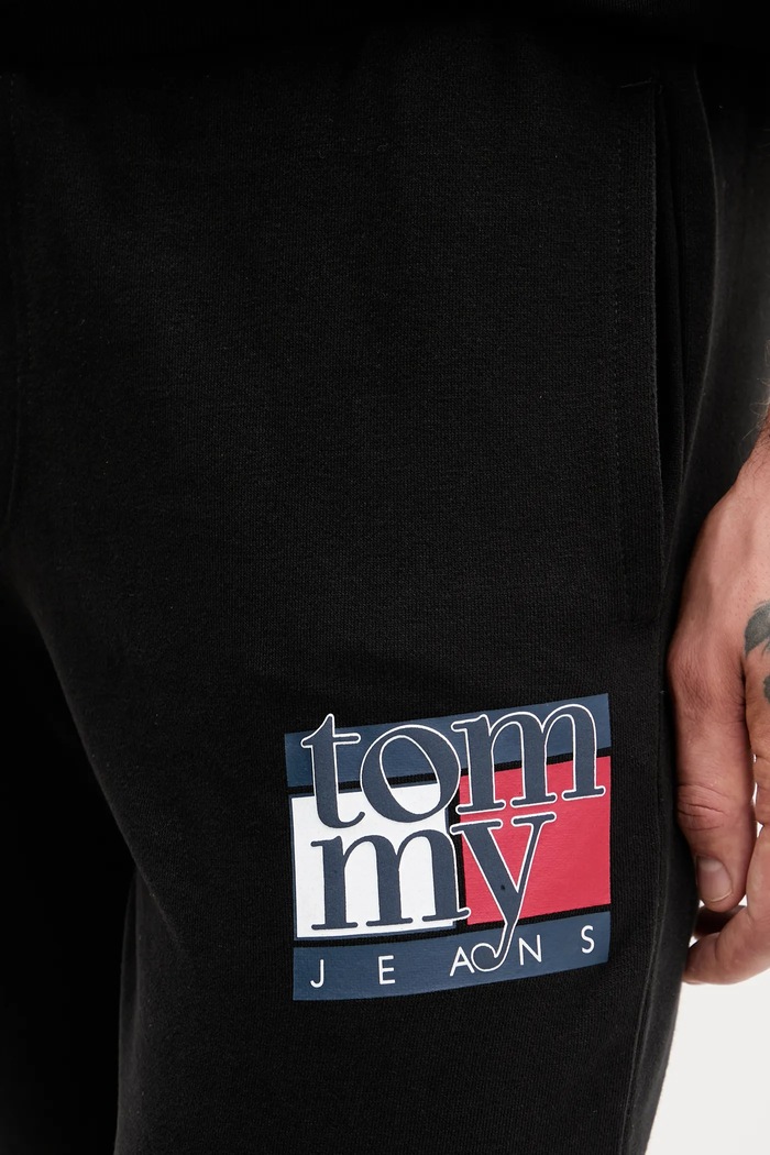 Памучен спортен панталон Tommy Jeans черен DM0DM22094