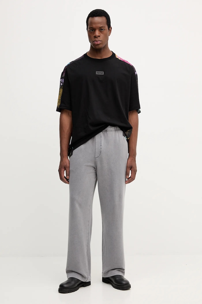 Βαμβακερό παντελόνι Versace Jeans Couture 79GAAE00.CF00E γκρί AW25