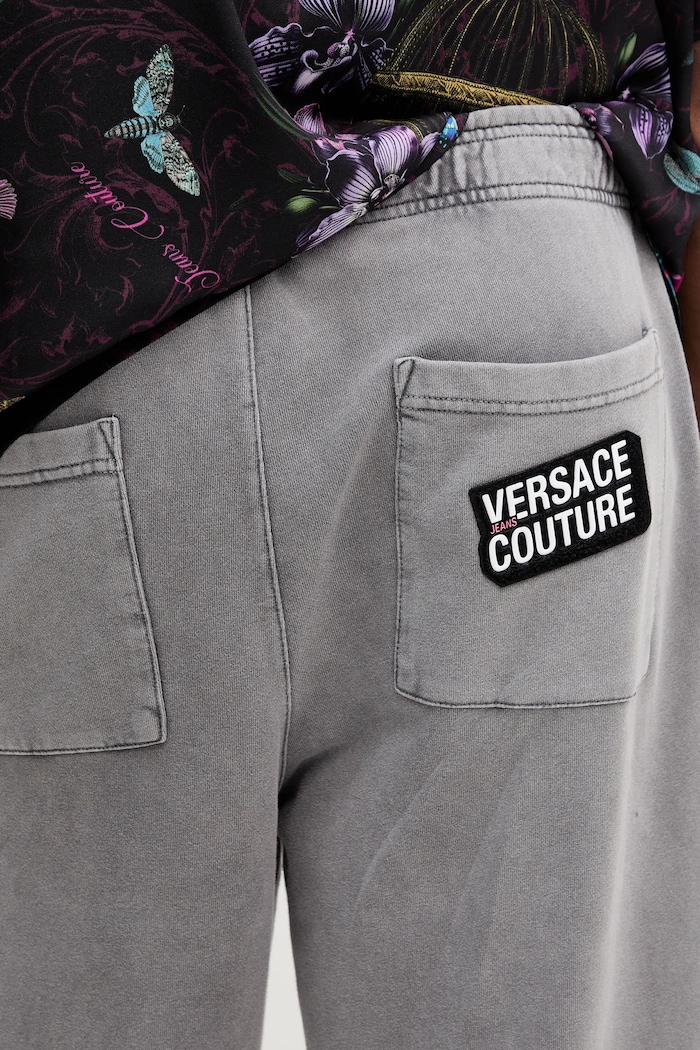 Βαμβακερό παντελόνι Versace Jeans Couture γκρί 79GAAE00.CF00E