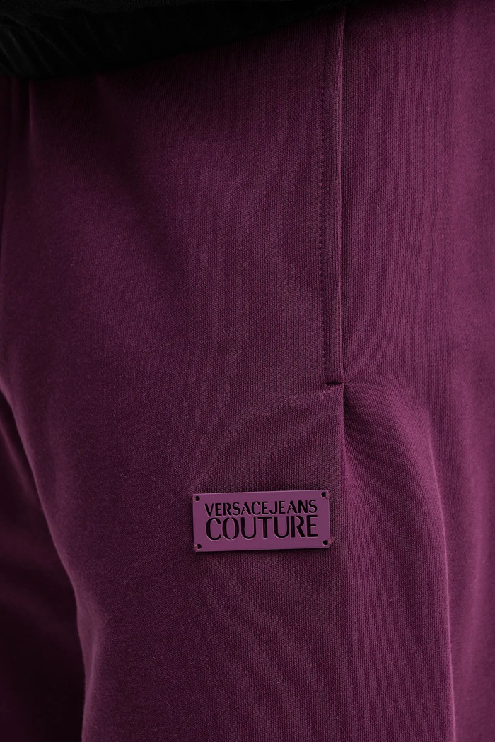 Bavlněné tepláky Versace Jeans Couture fialová 79GAAT07.CF01T
