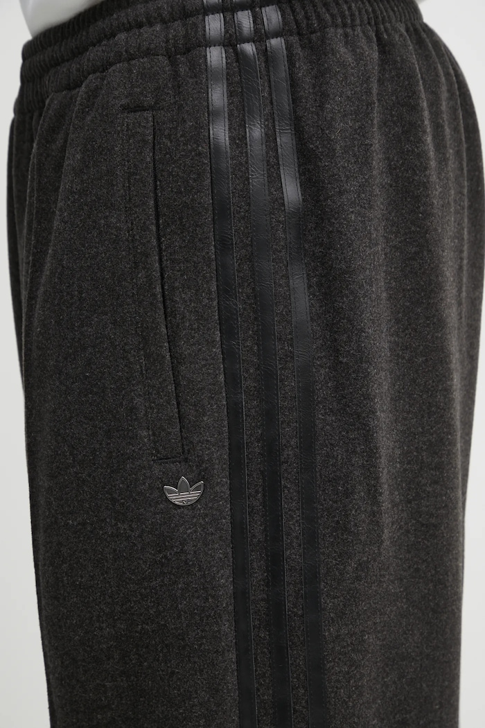 adidas Originals spodnie dresowe z domieszką wełny Wool Tp czarny JV7607